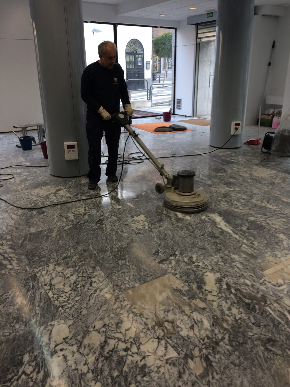 Tratamiento y abrillantado de suelos de mármol en Madrid | EXTERNAL FACHADAS